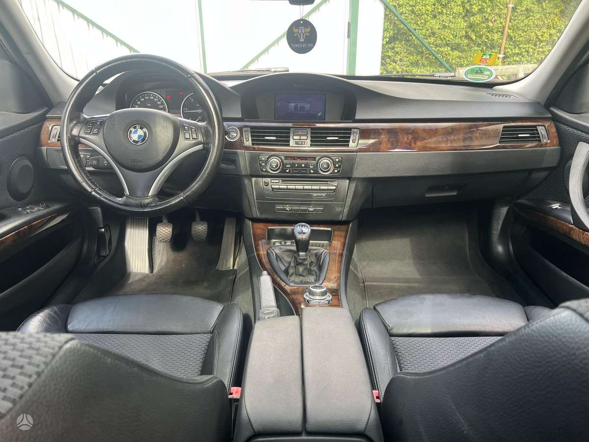 BMW 320 2010 — photo 8