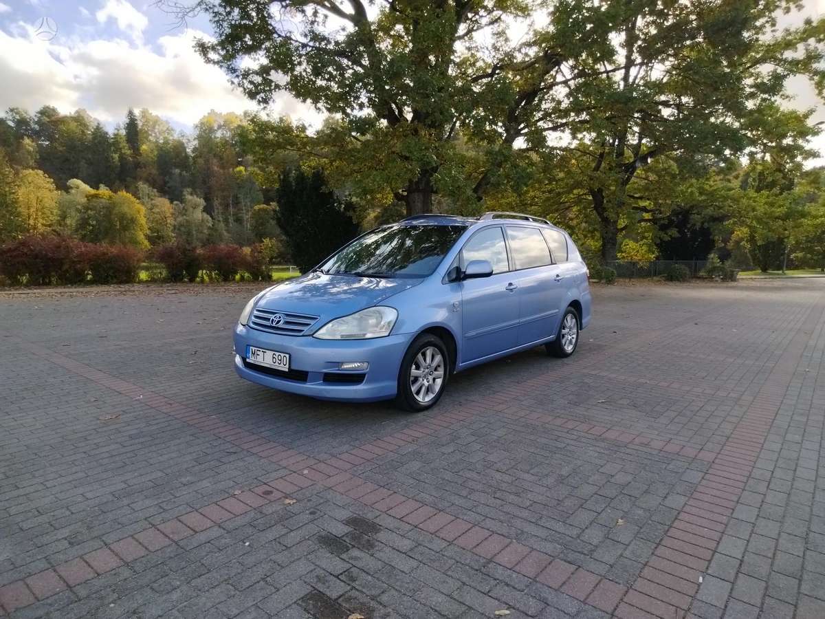 Toyota Avensis 2005 — rear view