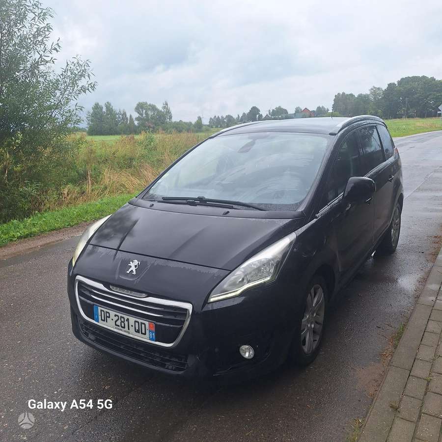 Peugeot 5008 2015 — interior
