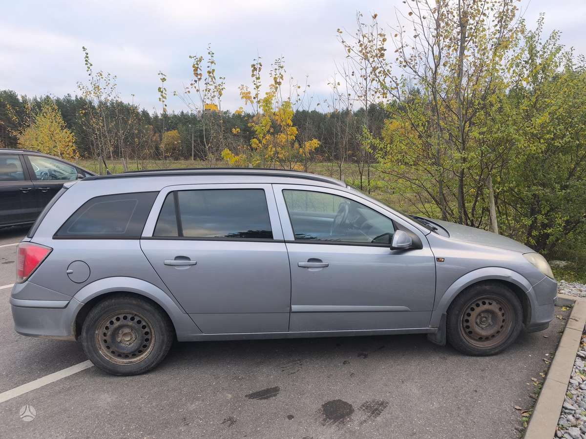 Opel Astra 2005 — rear view