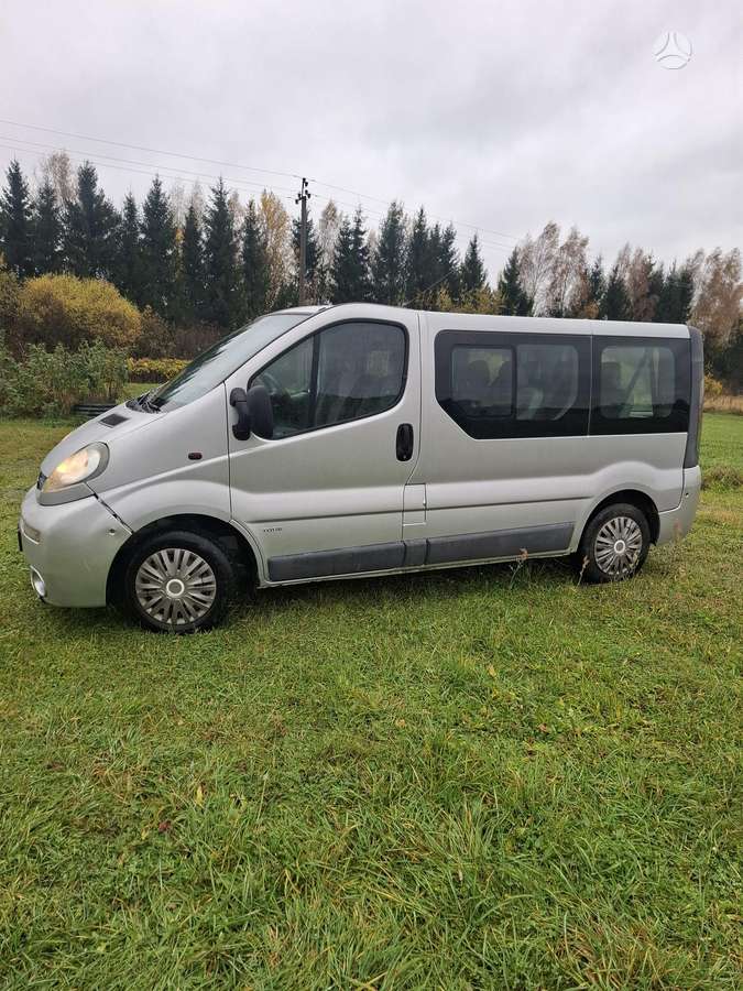 Opel Vivaro 2005 — rear view