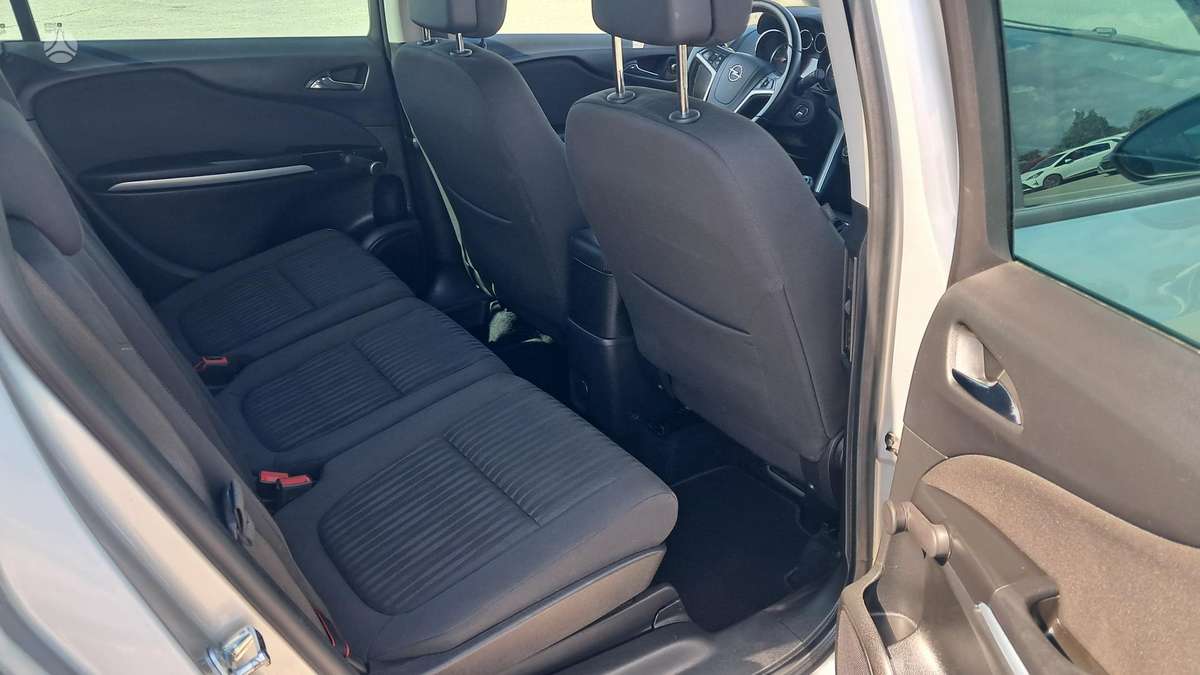 Opel Zafira 2013 — photo 11