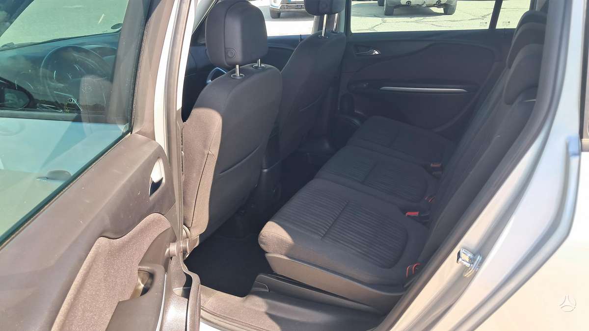 Opel Zafira 2013 — photo 12