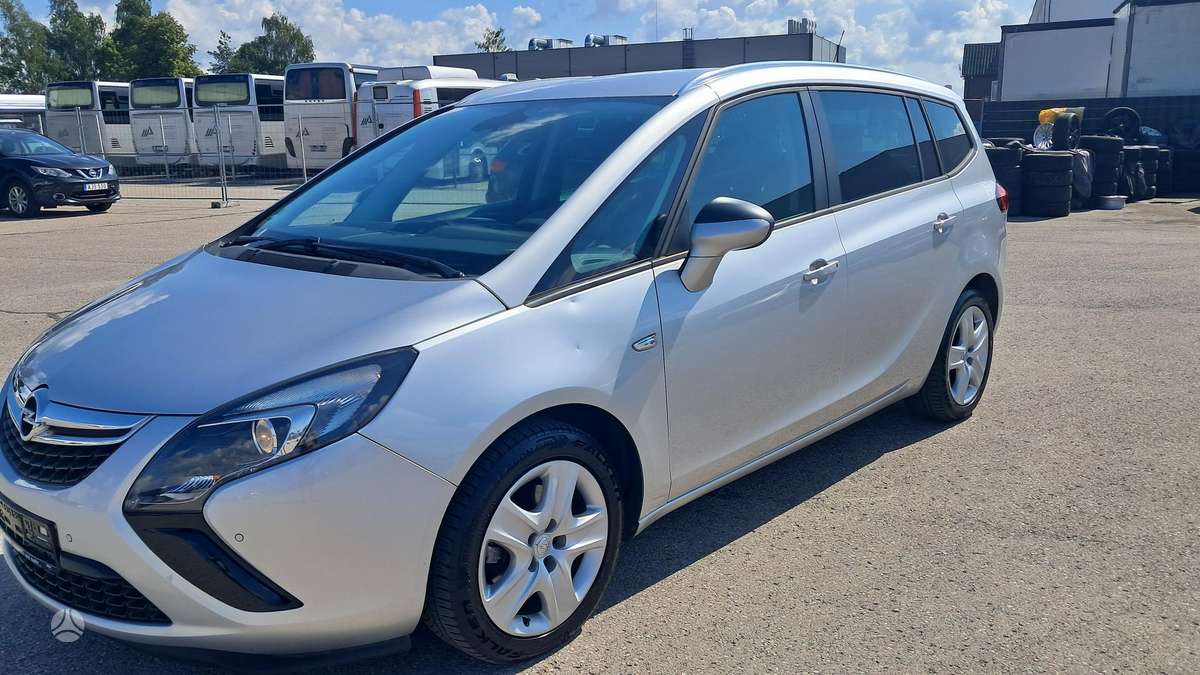 Opel Zafira 2013 — interior