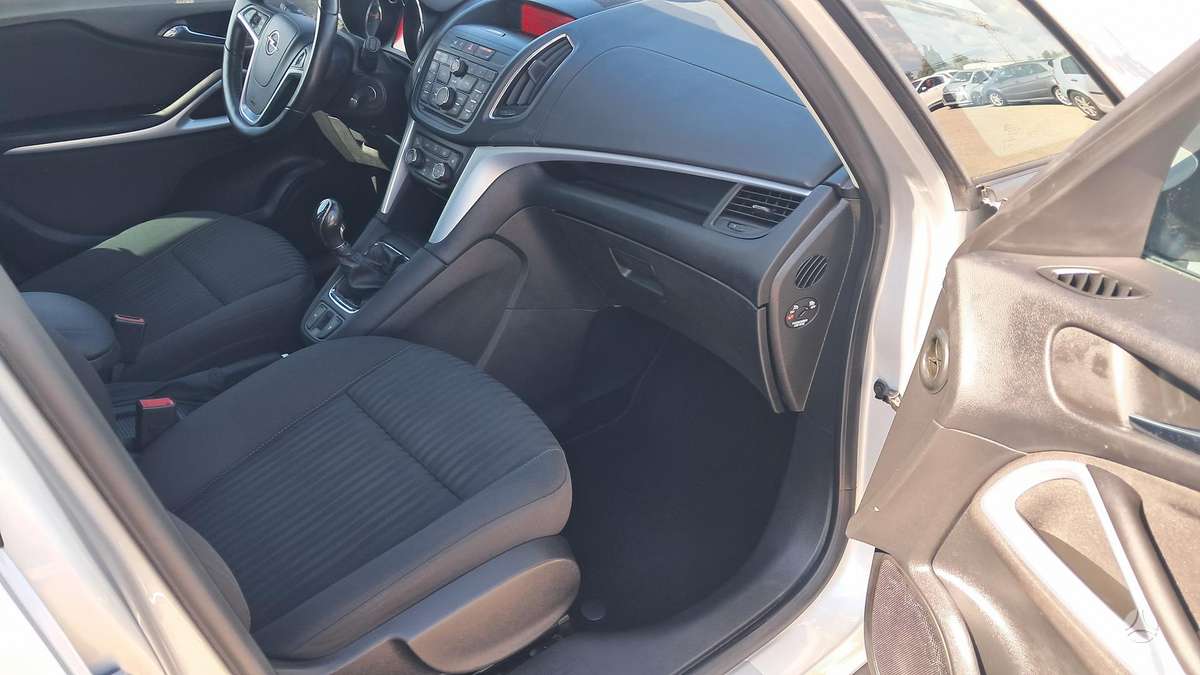 Opel Zafira 2013 — photo 9