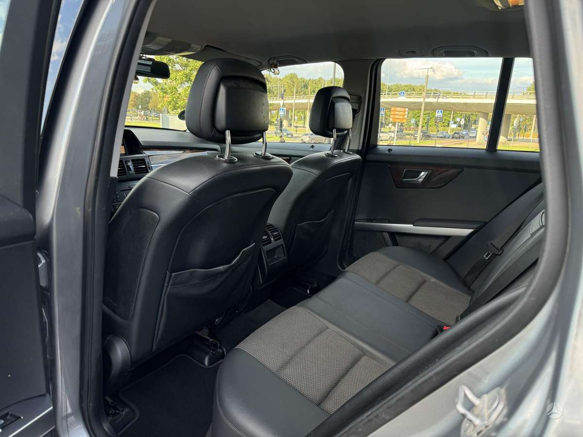Mercedes-Benz GLK350 2010 — photo 11