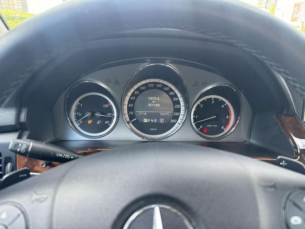 Mercedes-Benz GLK350 2010 — photo 14