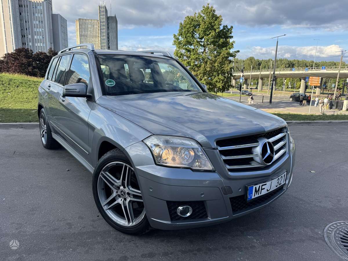 Mercedes-Benz GLK350 2010 — rear view
