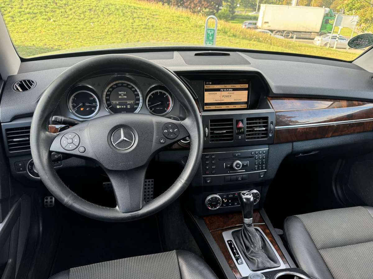 Mercedes-Benz GLK350 2010 — photo 9
