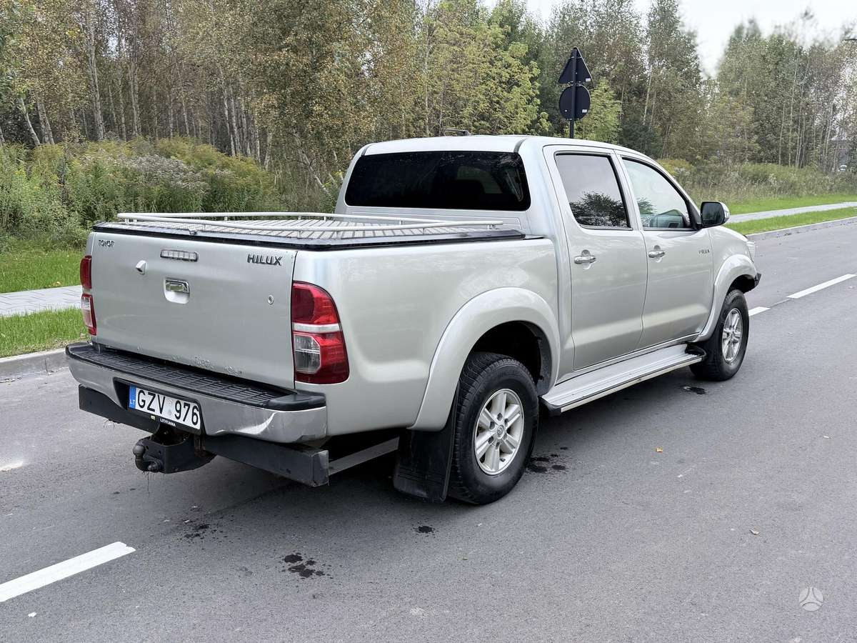 Toyota Hilux 2014 — interior