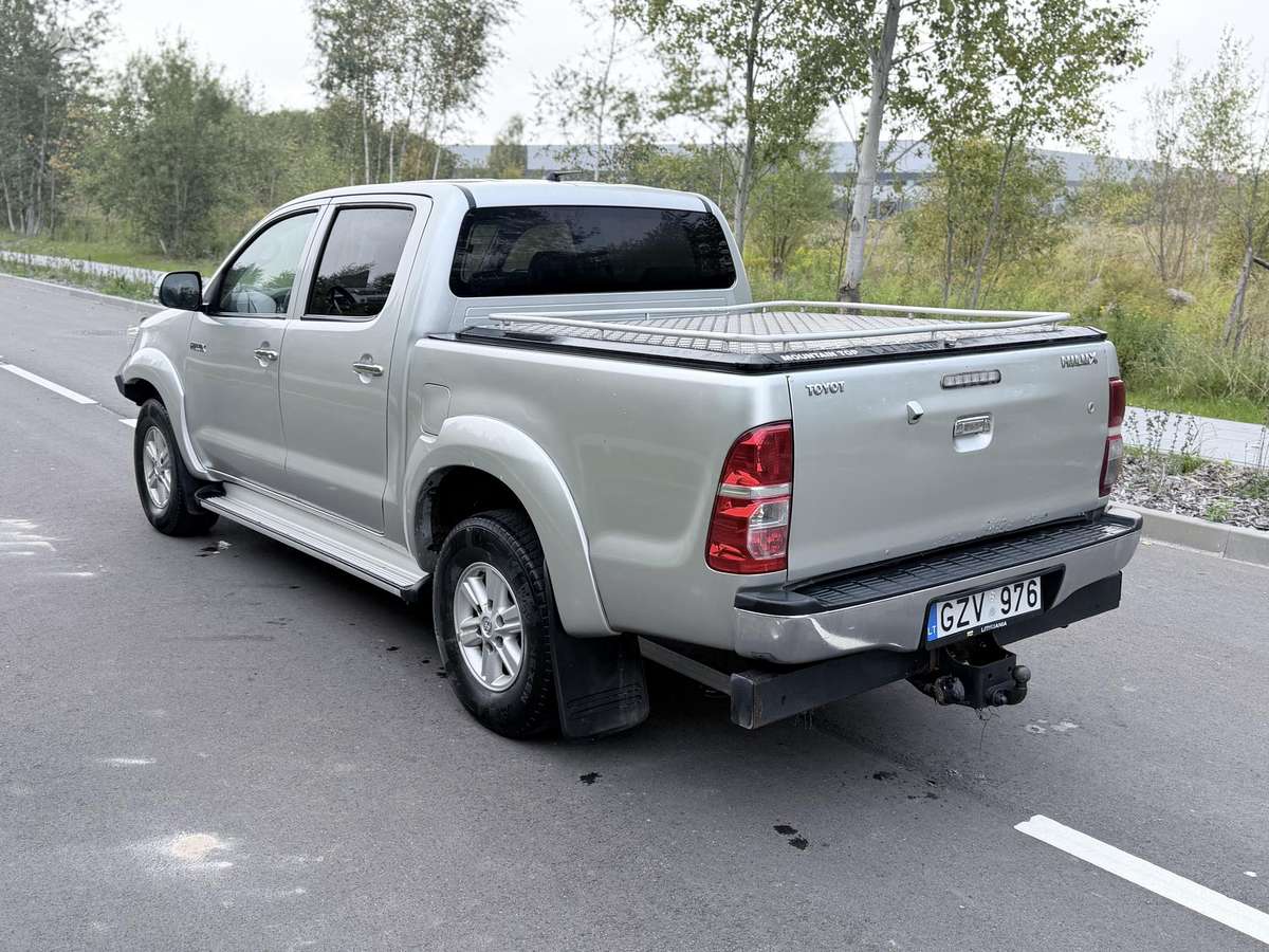 Toyota Hilux 2014 — engine 2982 cm³, 171 HP (126kW)
