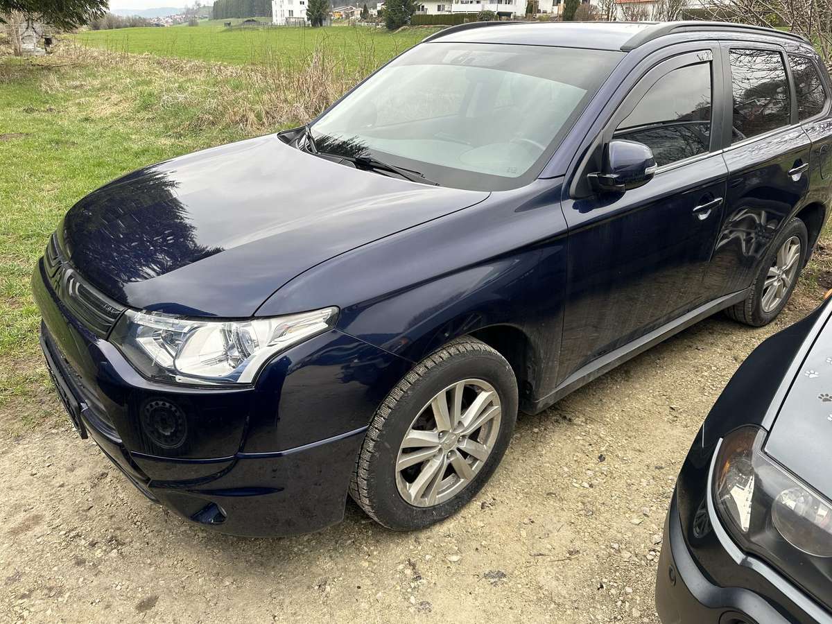 Mitsubishi Outlander 2013 — вигляд ззаду