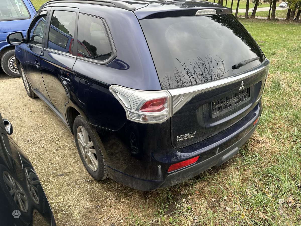 Mitsubishi Outlander 2013 — салон