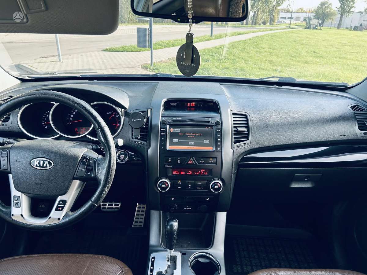 Kia Sorento 2011 — rear view