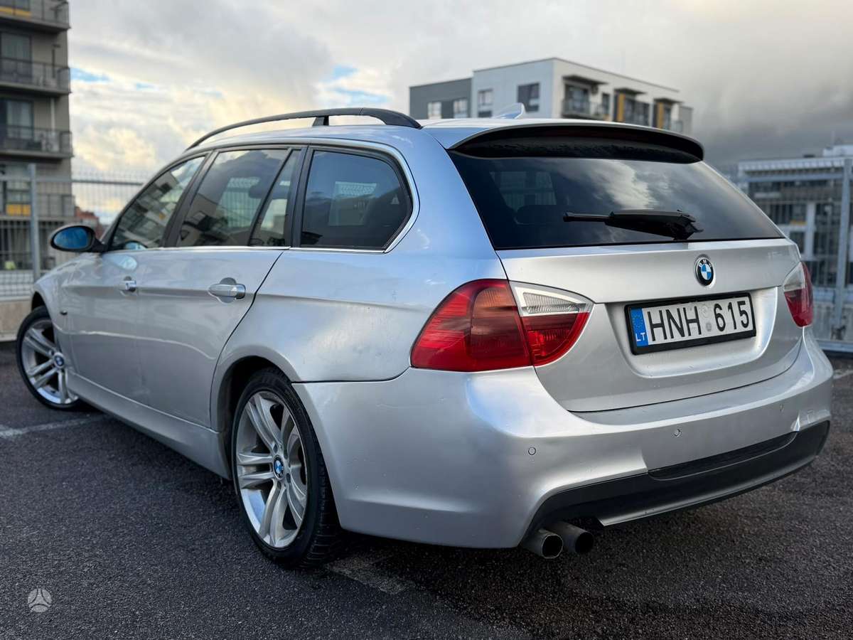 BMW 330 2007 — салон