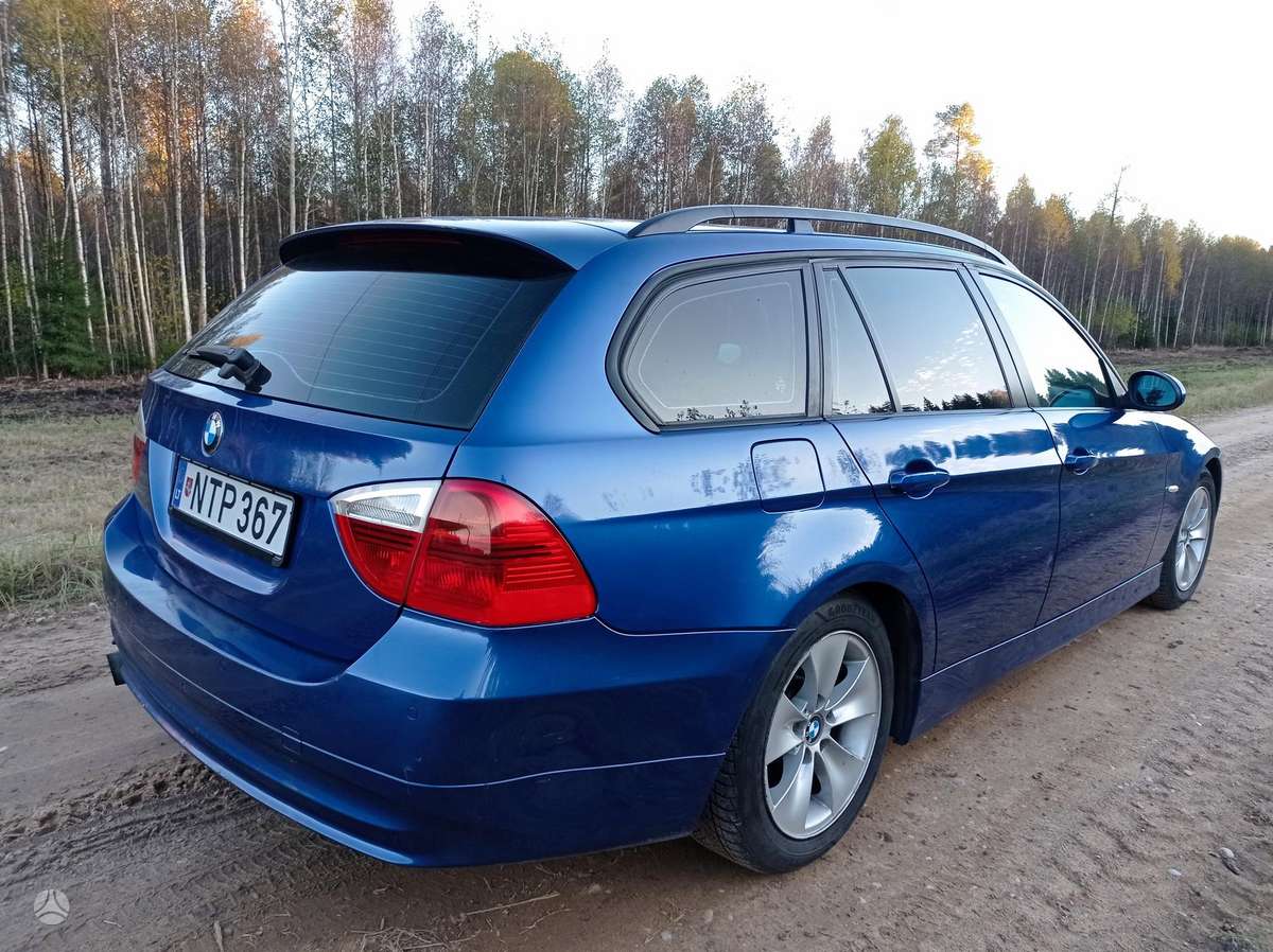 BMW 318 2008 — салон