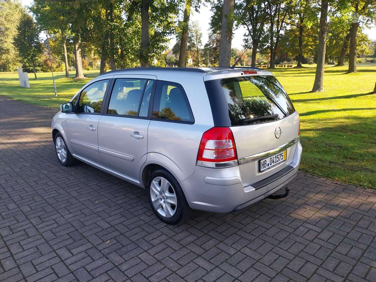 Opel Zafira 2012 — photo 12