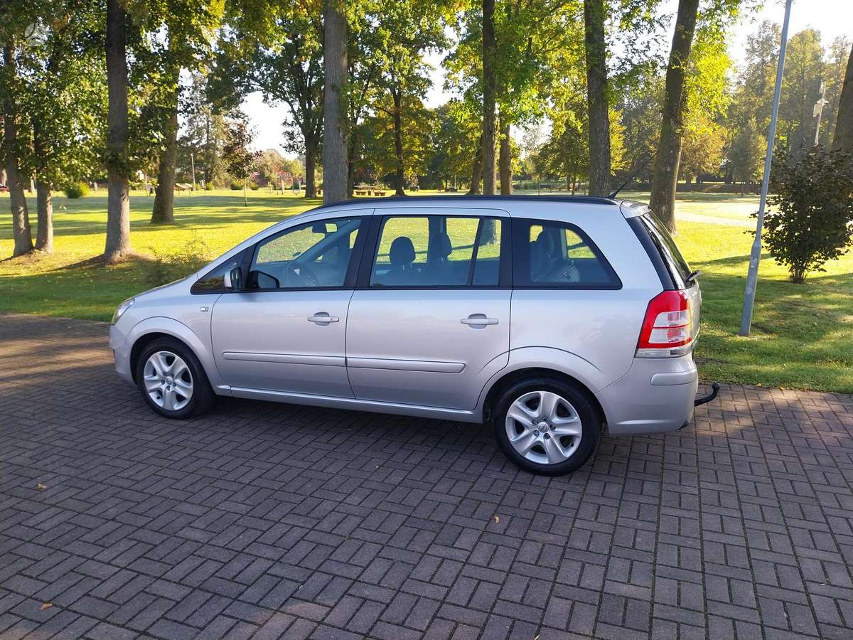 Opel Zafira 2012 — photo 13