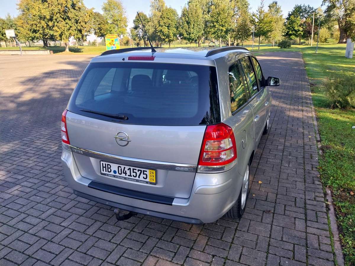 Opel Zafira 2012 — photo 14
