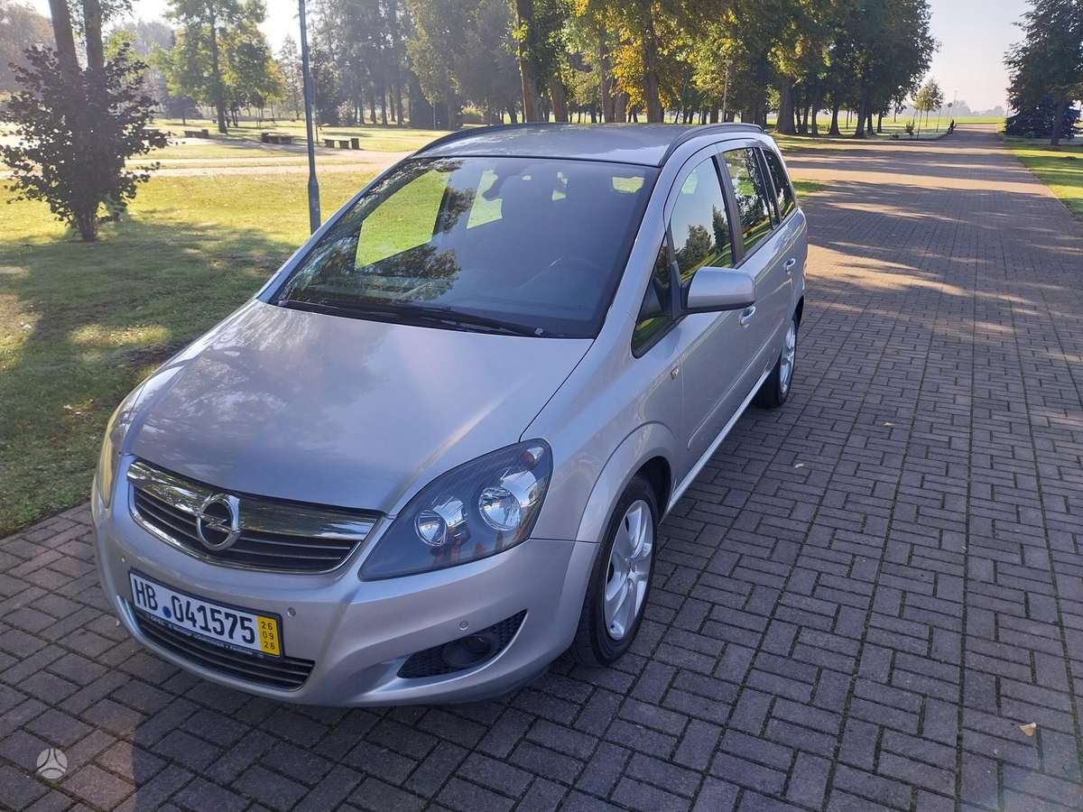 Opel Zafira 2012 — rear view
