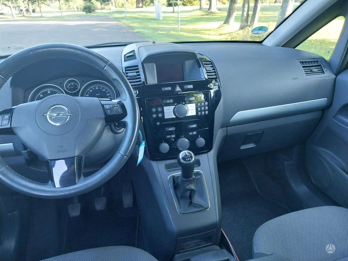 Opel Zafira 2012 — photo 9