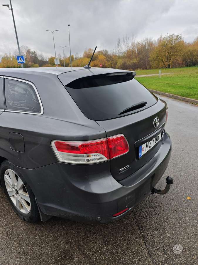 Toyota Avensis 2011 — interior