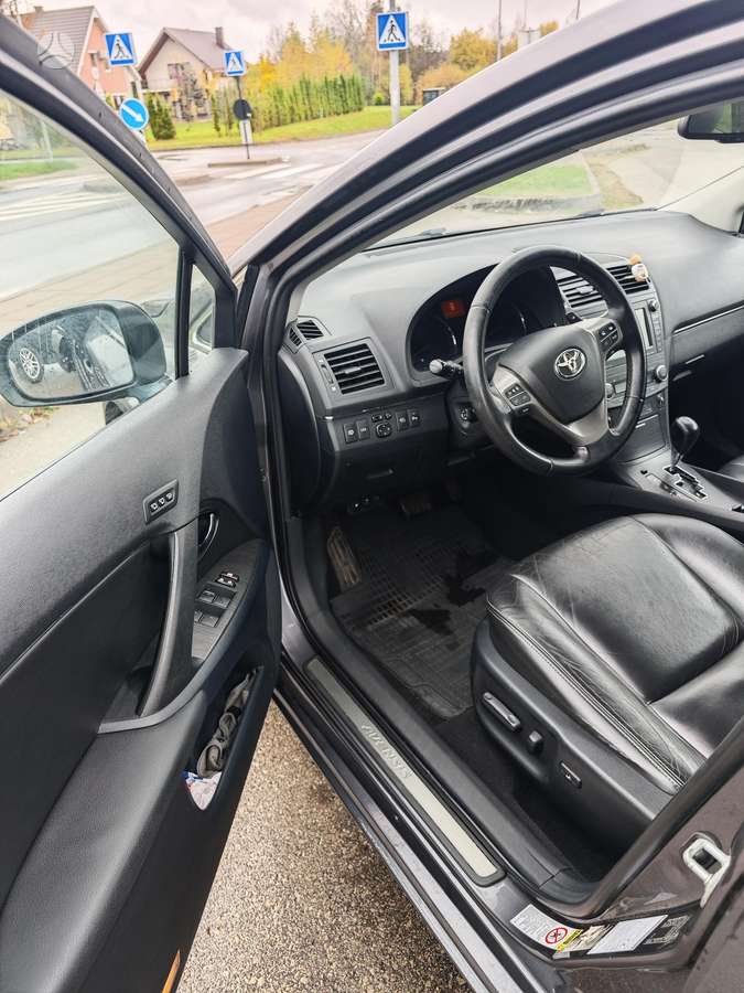 Toyota Avensis 2011 — photo 8