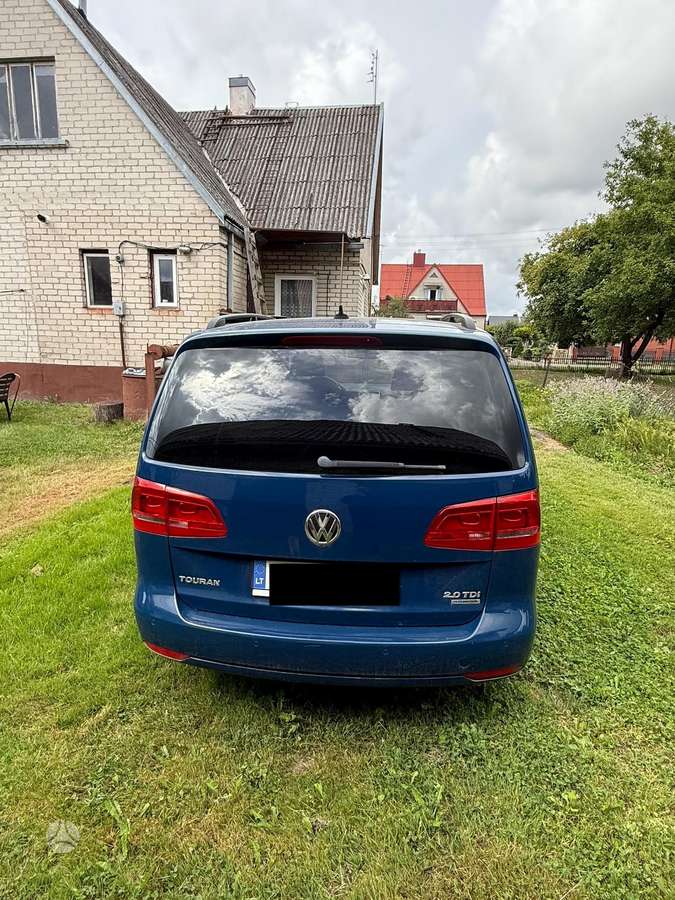 Volkswagen Touran 2012 — interior
