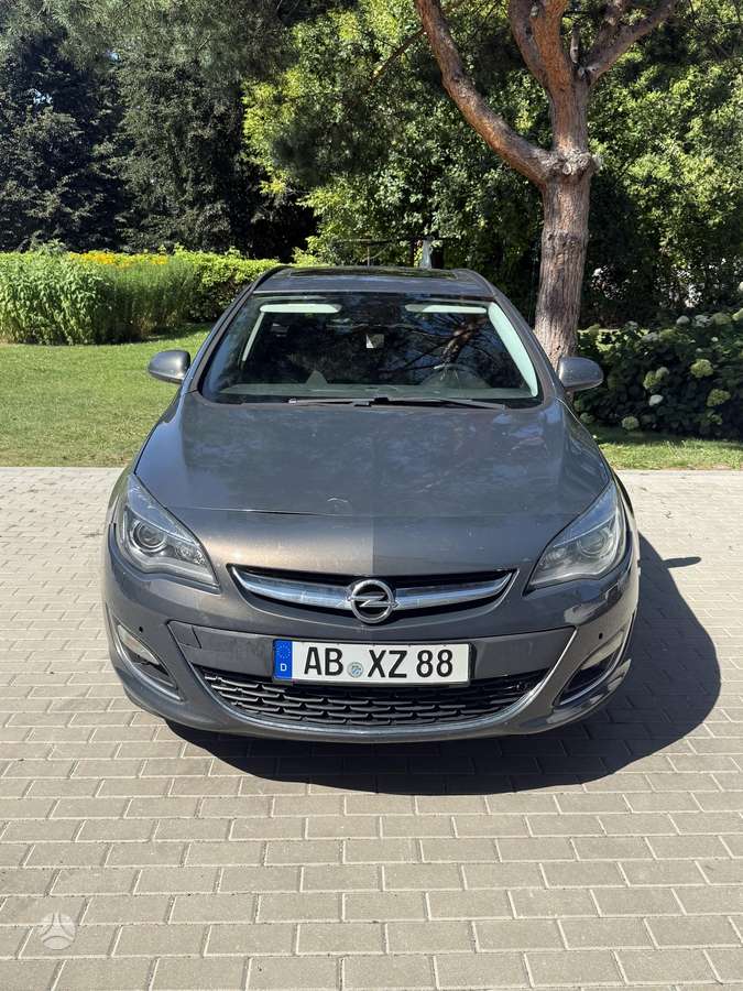 Opel Astra 2013 — rear view