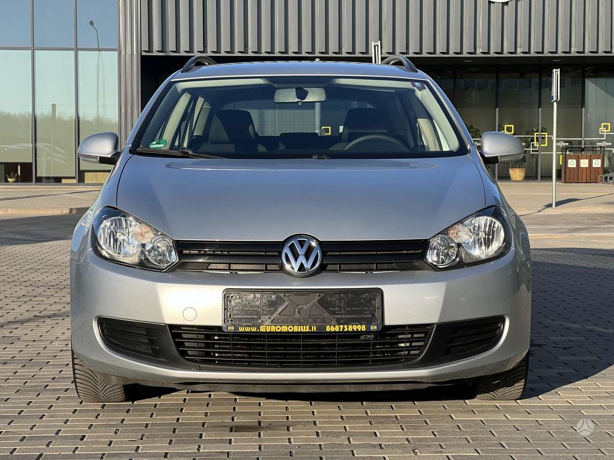 Volkswagen Golf 2010 — interior