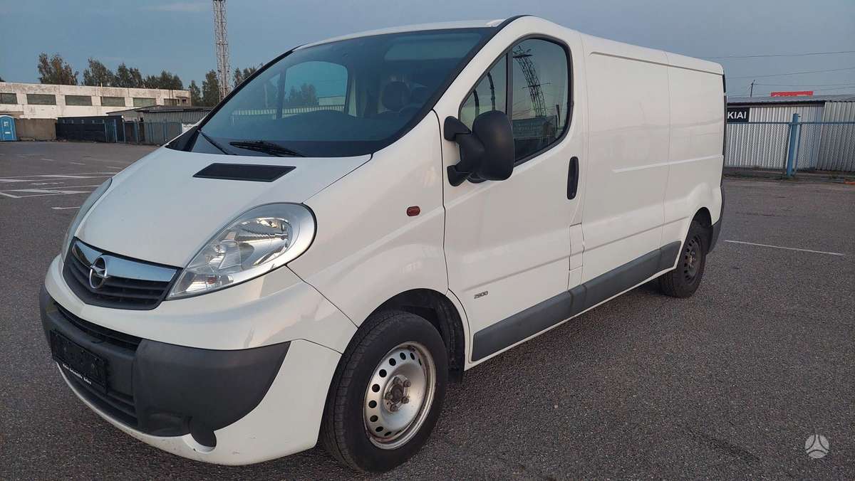 Opel Vivaro 2015 — rear view