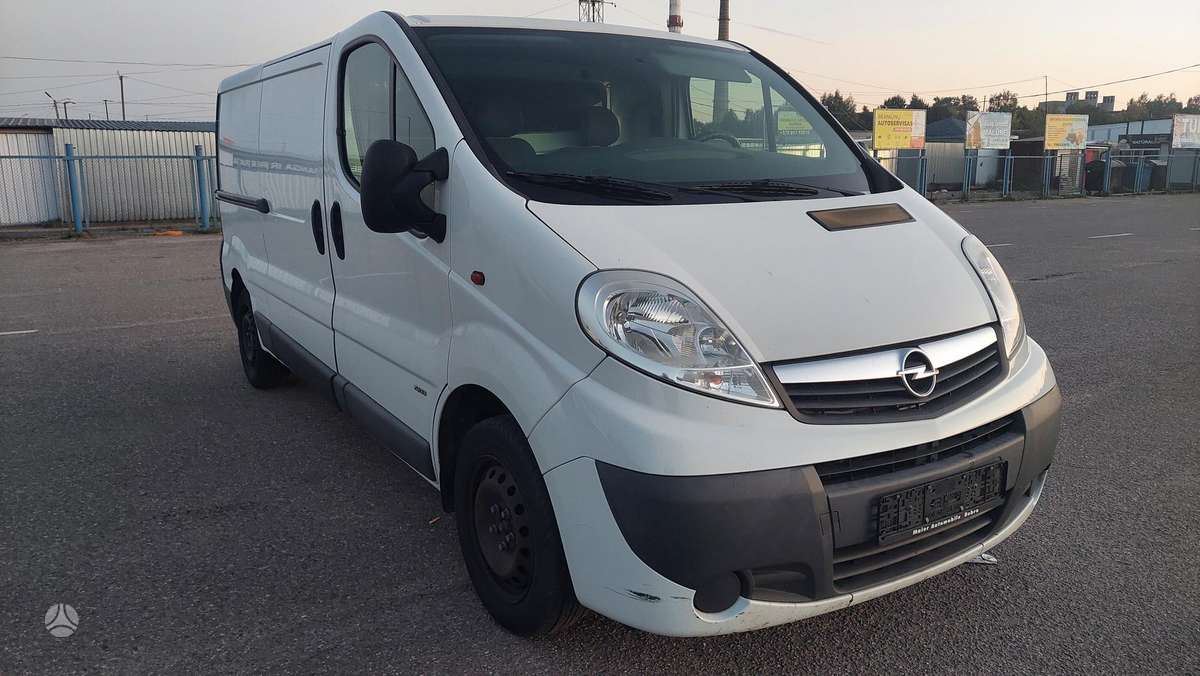 Opel Vivaro 2015 — interior