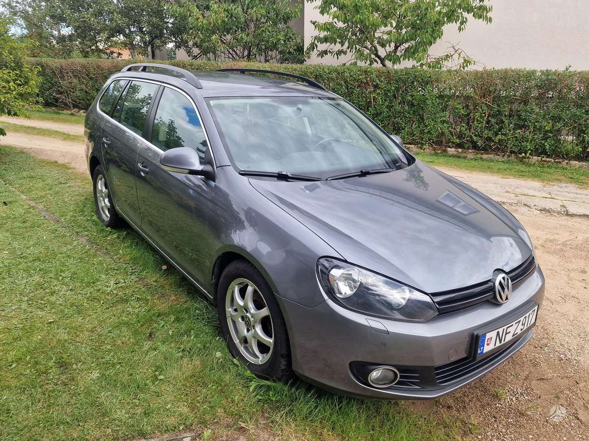 Volkswagen Golf 2011 — салон