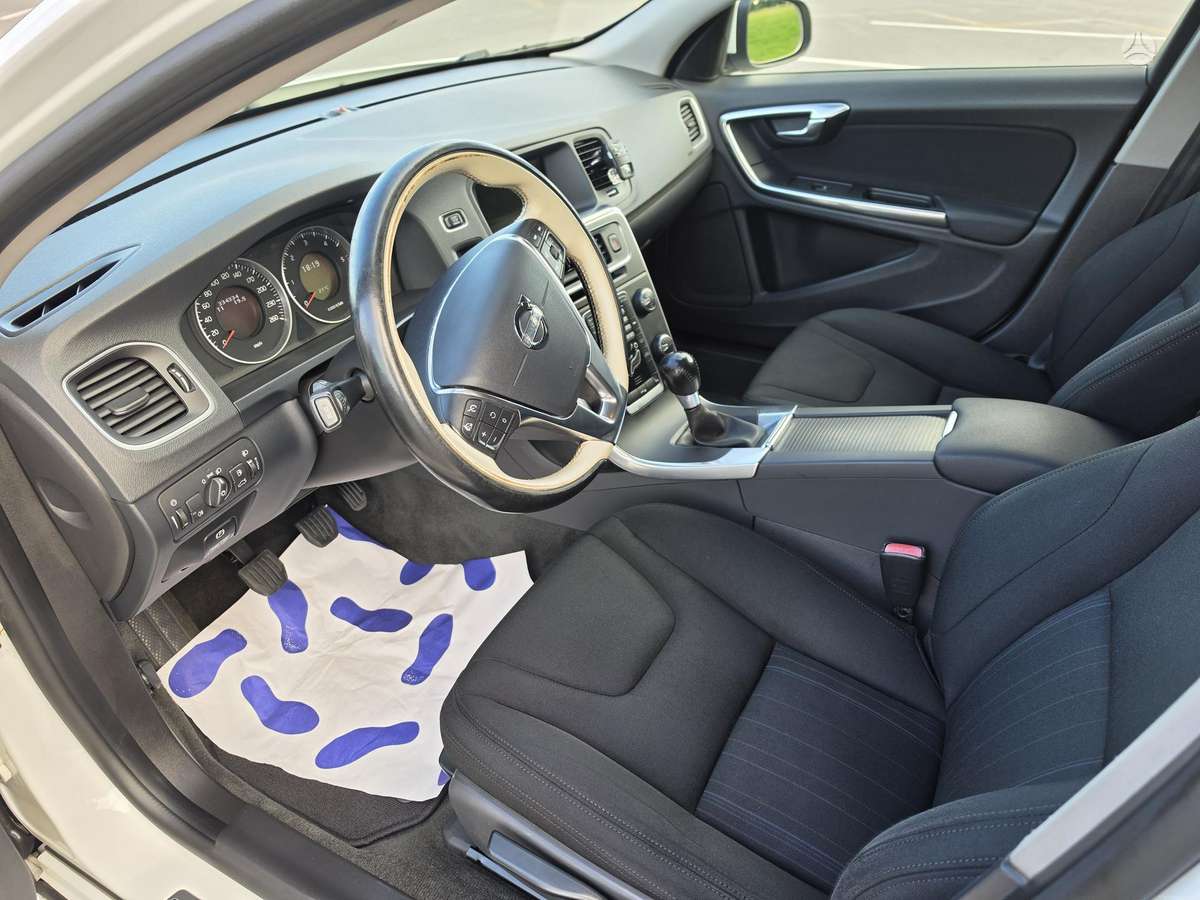 Volvo V60 2012 — photo 16