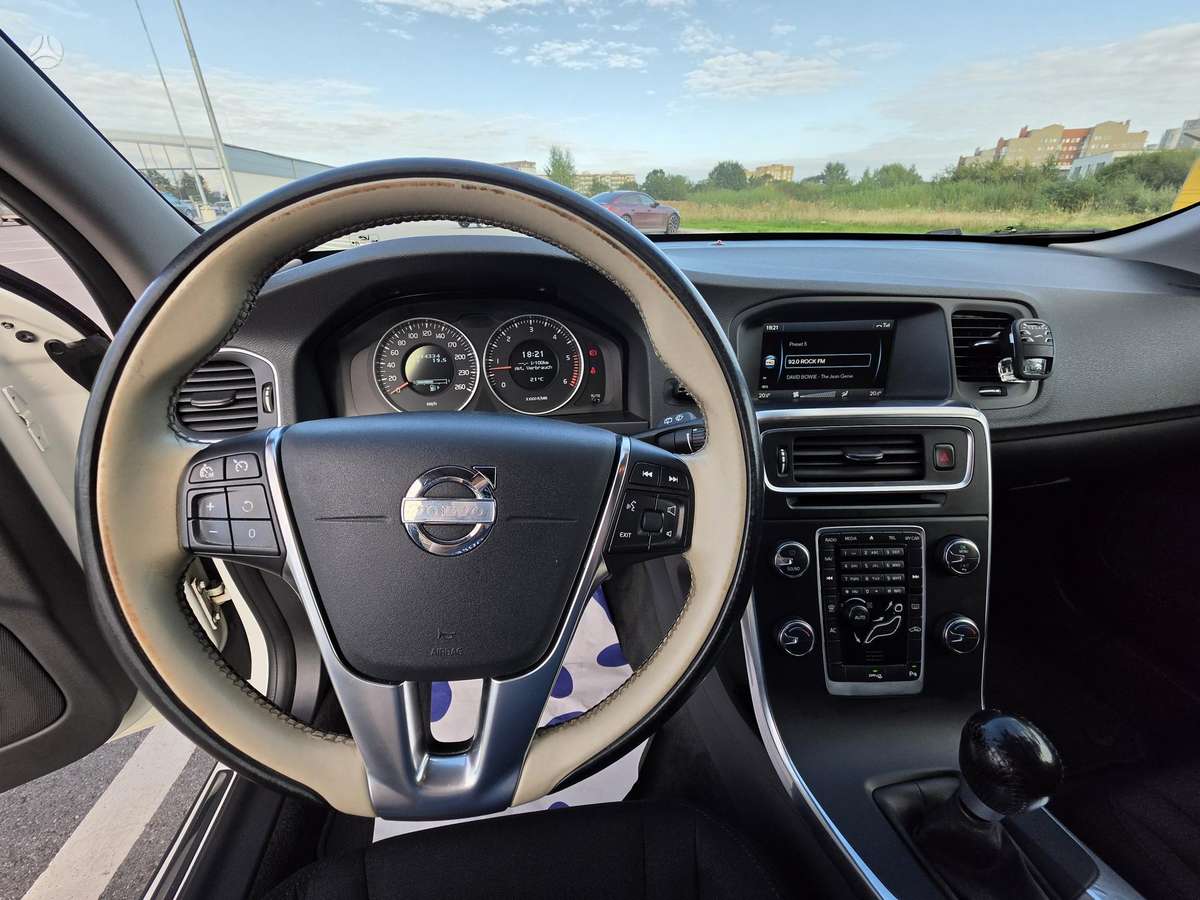 Volvo V60 2012 — photo 17