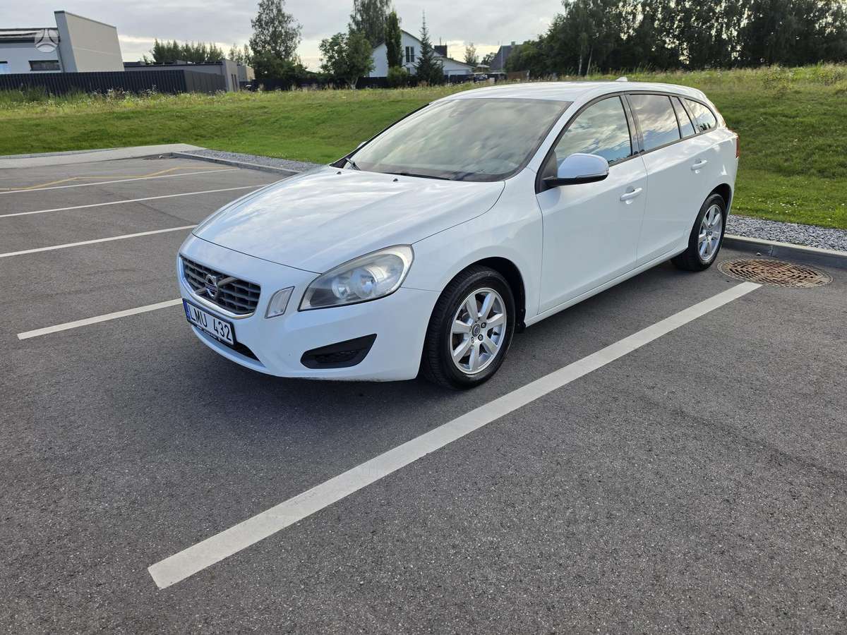 Volvo V60 2012 — interior