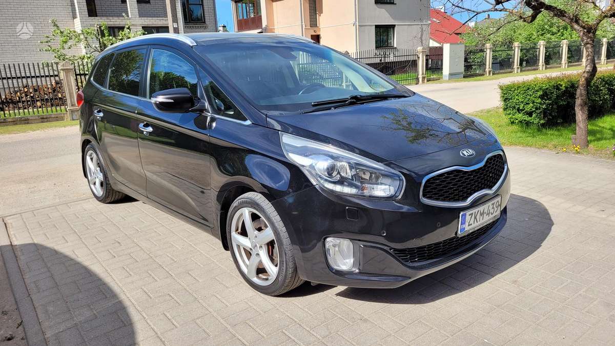 Kia Carens 2015 — вигляд ззаду