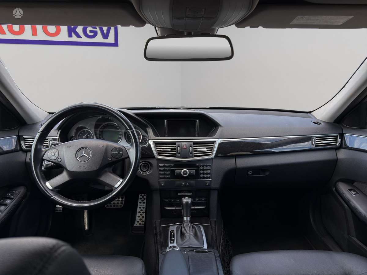 Mercedes-Benz E200 2011 — photo 12