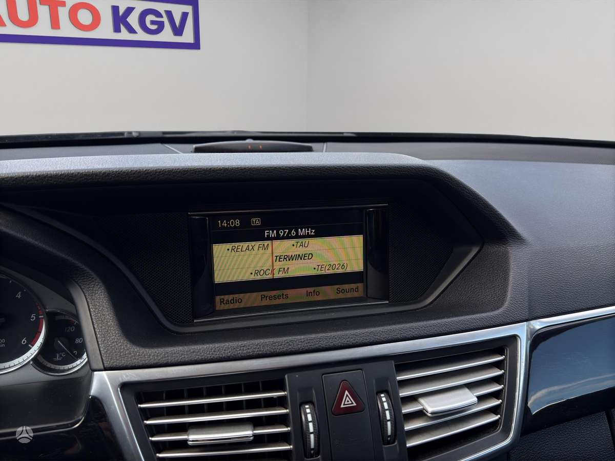 Mercedes-Benz E200 2011 — photo 17