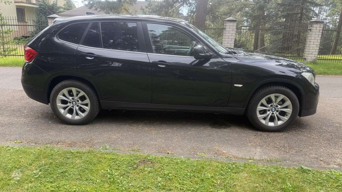 BMW X1 2011 — engine 2000 cm³, 204 HP (150kW)