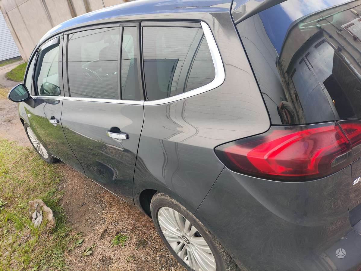 Opel Zafira 2013 — вигляд ззаду
