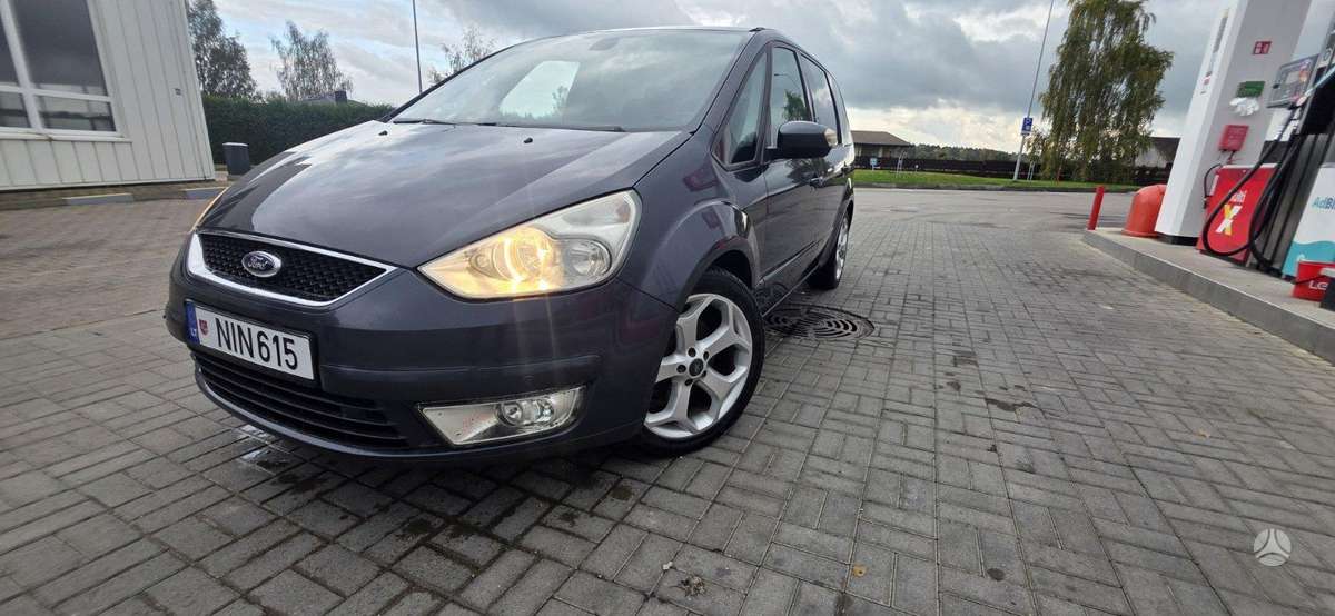 Ford Galaxy 2009 — rear view