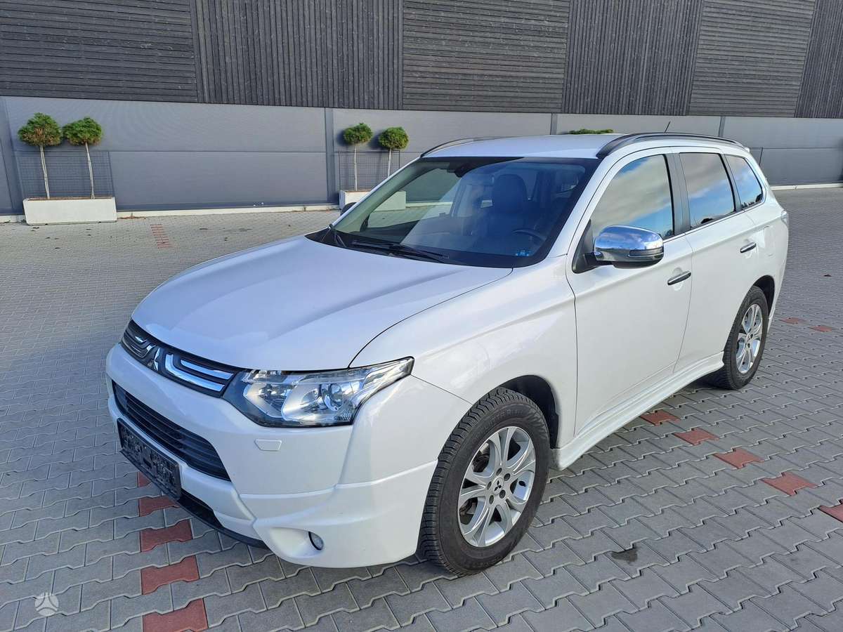 Mitsubishi Outlander 2013 — вигляд ззаду