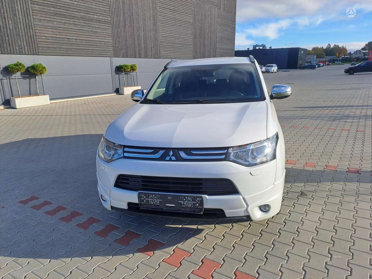 Mitsubishi Outlander 2013 — салон