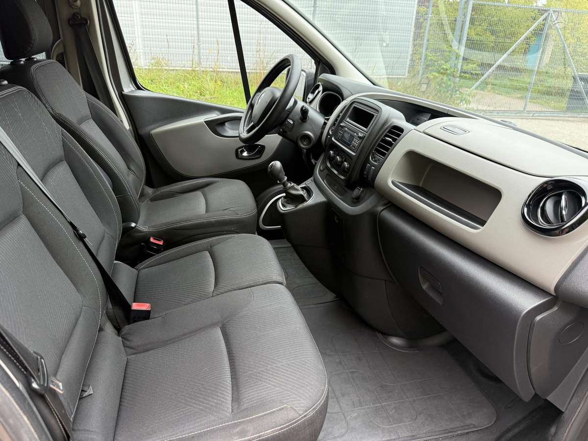 Renault Trafic 2015 — фото 9