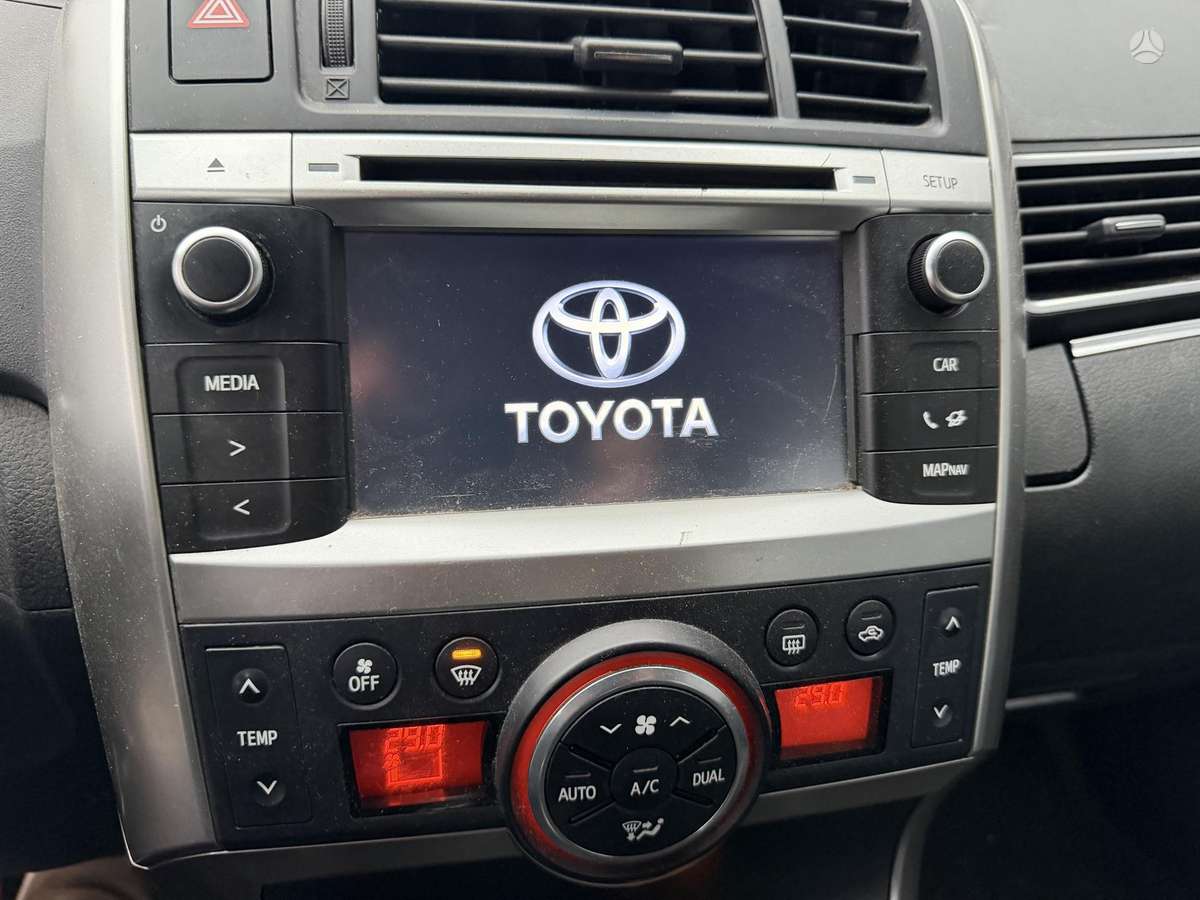 Toyota Verso 2015 — фото 12