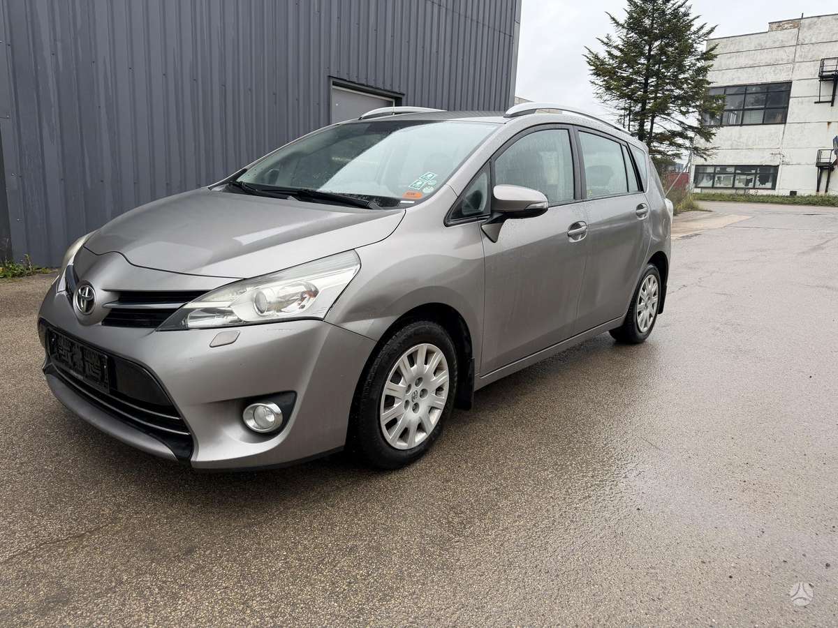 Toyota Verso 2015 — вигляд ззаду
