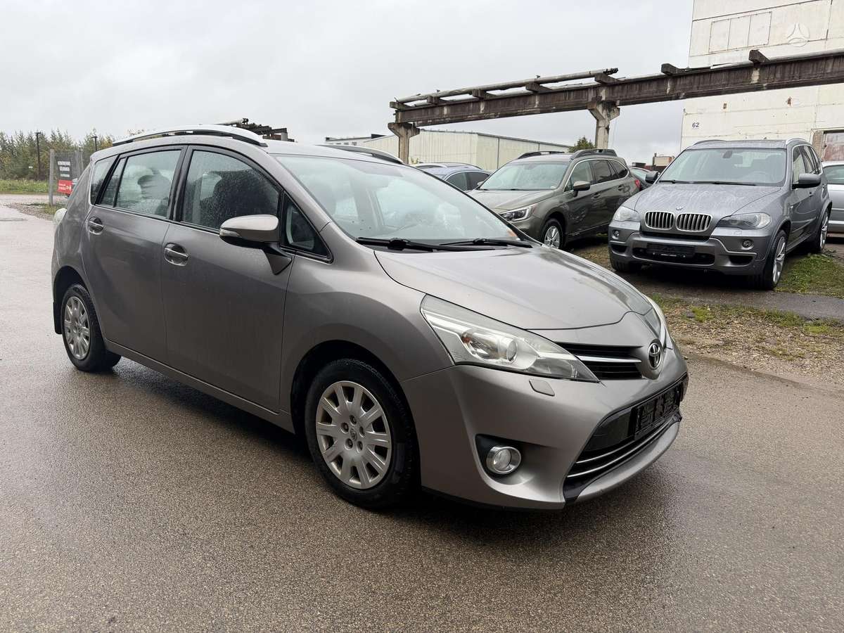 Toyota Verso 2015 — салон