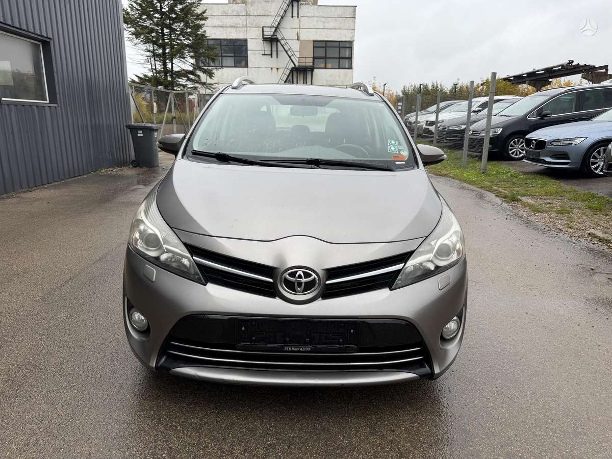 Toyota Verso 2015 — двигун 1598 cm³, 111 HP (82kW)