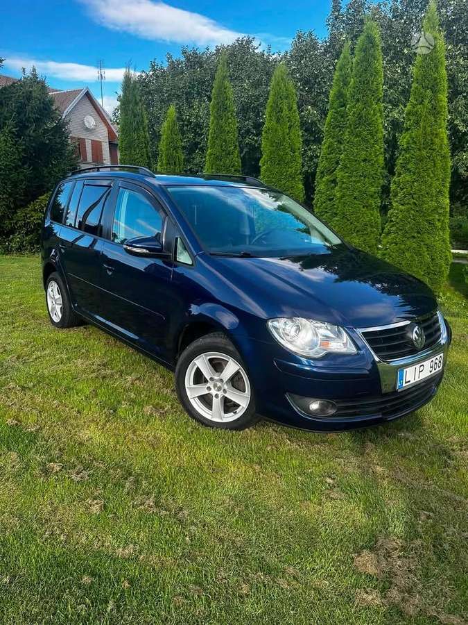 Volkswagen Touran 2010 — вигляд ззаду